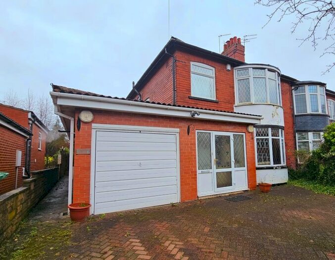 4 Bedroom Semi-Detached House To Rent In Avenue Gardens, Alwoodley, Leeds, LS17