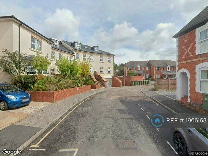 2 Bedroom Flat To Rent In Hillcreast Court, Guildford, GU1