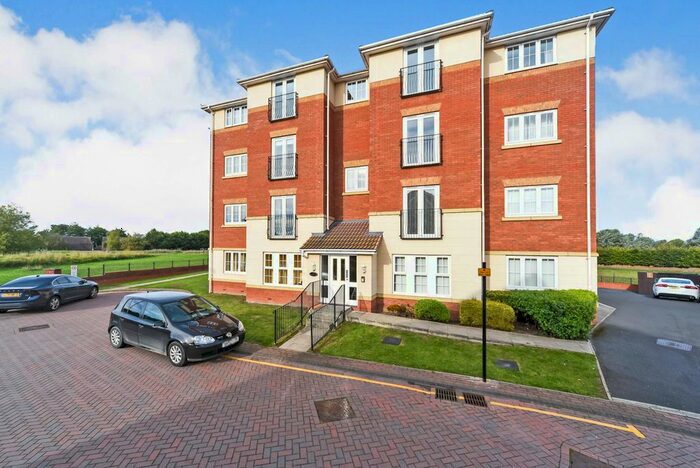 2 Bedroom Flat To Rent In Dovestone Way, Kingswood, Hull, East Yorkshire, HU7