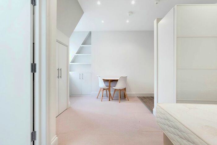 Studio To Rent In Egerton Gardens, Knightsbridge, SW3