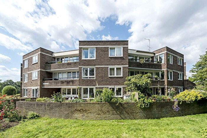 2 Bedroom Flat For Sale In Justin Close, Brentford, TW8