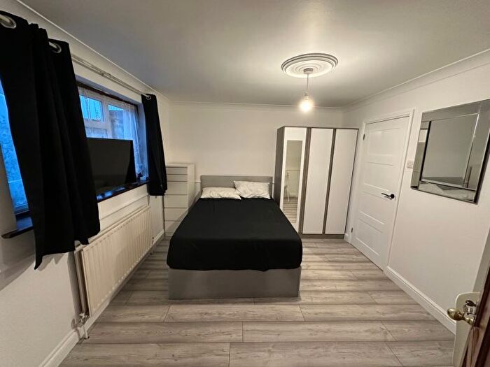 Studio To Rent In Hermit Road, London, E16