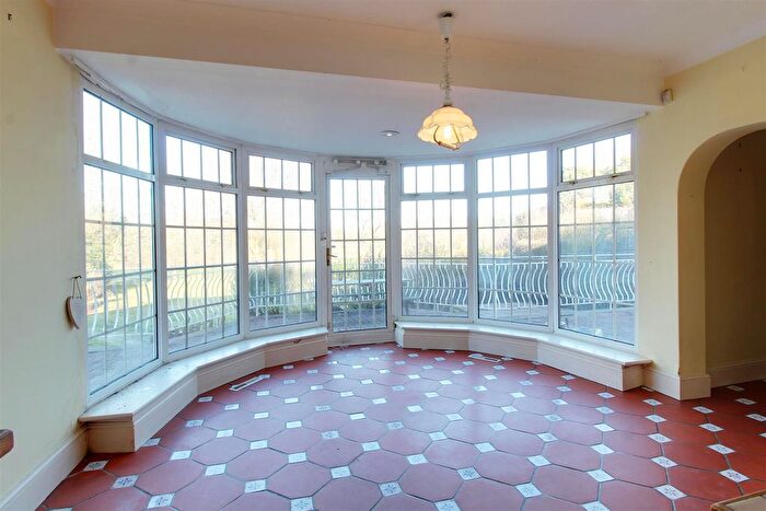 4 Bedroom Detached House For Sale In Brookmans Avenue, Brookmans Park, Hatfield, AL9