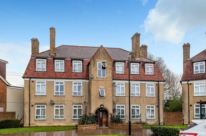 3 Bedroom Flat To Rent In Southover, Downham, Bromley, BR1