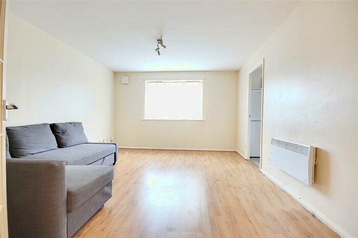 2 Bedroom Flat To Rent In Fisher Close, Enfield, Middlesex, EN3