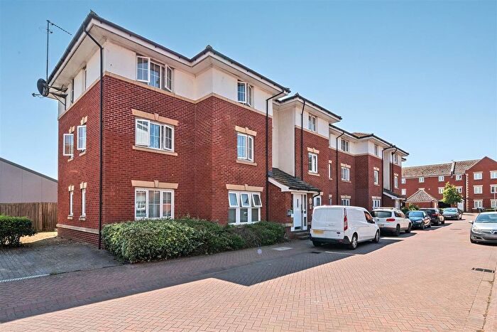 2 Bedroom Flat For Sale In Combe Walk, Devizes, SN10