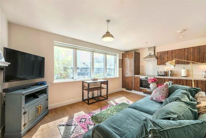 1 Bedroom Flat To Rent In Mildmay Avenue, Islington, London, N1