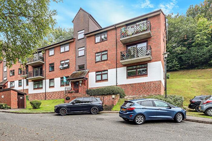 1 Bedroom Flat For Sale In Hillside Road, Whyteleafe, Surrey, CR3
