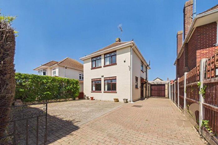 3 Bedroom Detached House For Sale In Chestnut Avenue, Colchester, CO2