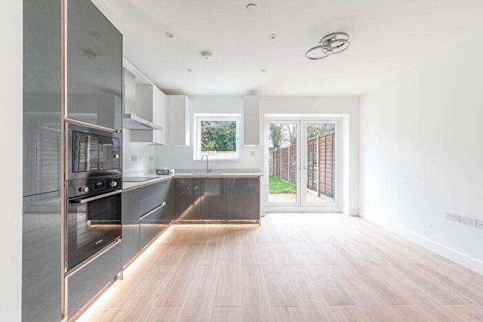 2 Bedroom House For Sale In Finchley Central, Finchley, London, N3