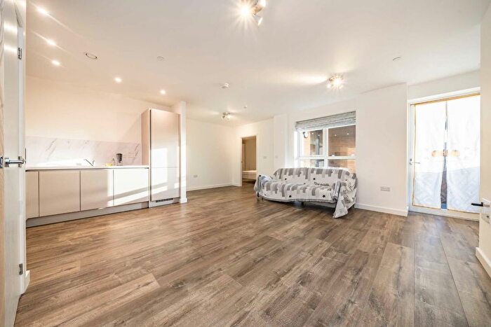 2 Bedroom Flat To Rent In East Acton Lane, London, W3