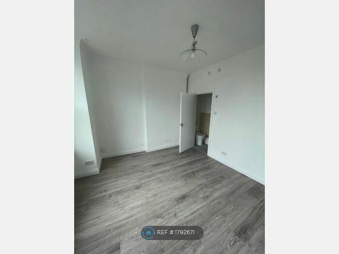 Studio To Rent In Bowes Road, London, N13