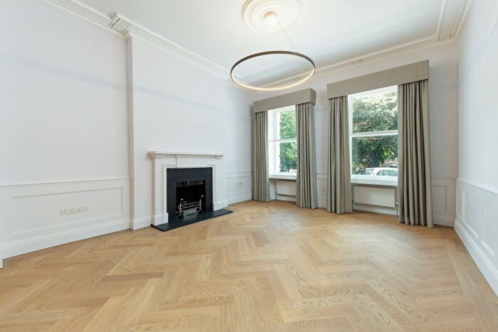 3 Bedroom Flat To Rent In Cadogan Place, London, SW1X
