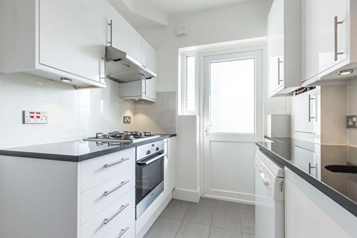 4 Bedroom Flat To Rent In Brondesbury Court Willesden Lane, NW2