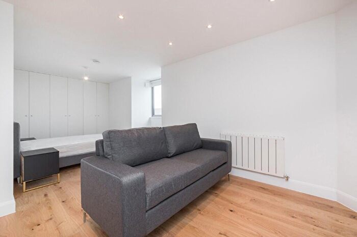 Flat To Rent In Brayards Road, Nunhead, SE15