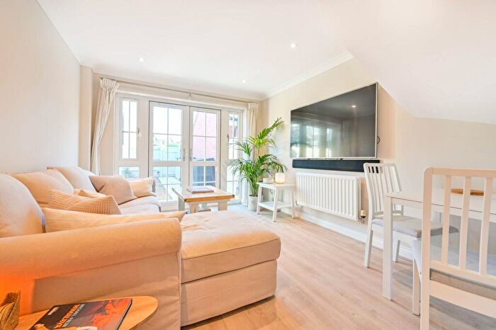 3 Bedroom End Of Terrace House To Rent In Derisley Close, Byfleet, West Byfleet, KT14