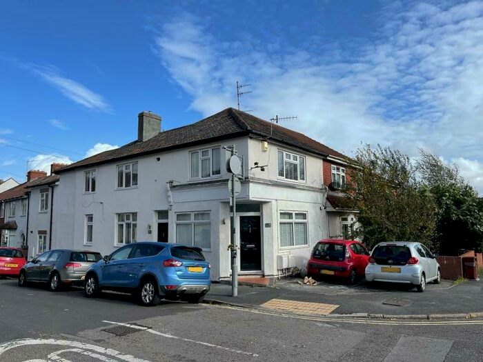 2 Bedroom Flat To Rent In Parson Street - Bedminster, BS3