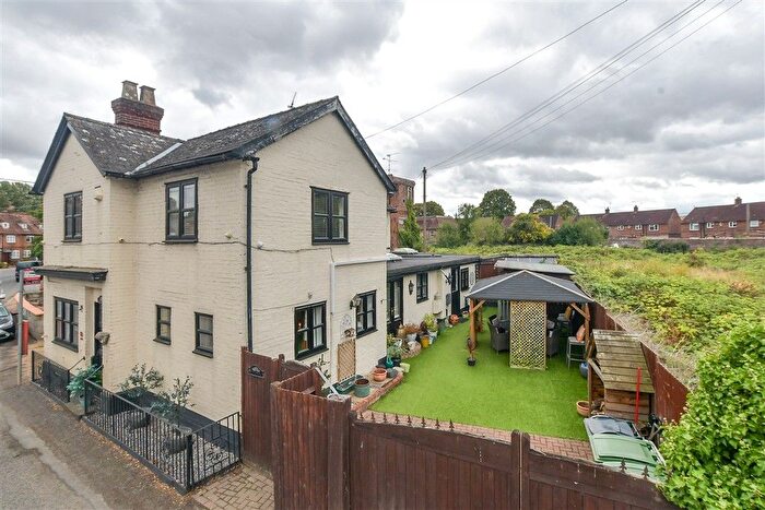 3 Bedroom Detached House For Sale In Lees Road, Yalding, Kent, ME18
