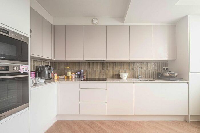 2 Bedroom Flat To Rent In Ballards Lane, Finchley Central, London, N3