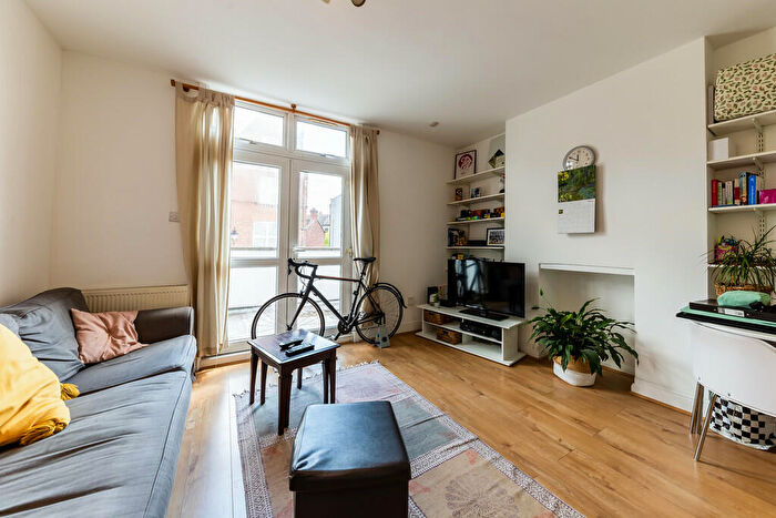 1 Bedroom Apartment To Rent In Mount Pleasant Crescent, N4