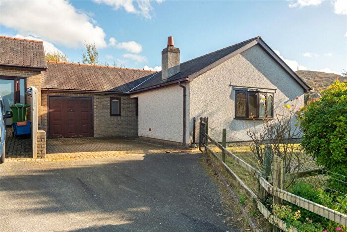 3 Bedroom Bungalow For Sale In Clwt-y-Bont, Caernarfon, Gwynedd, LL55