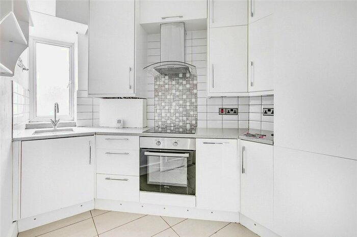 3 Bedroom Flat To Rent In Belvedere Court, - Upper Richmond Road, SW15