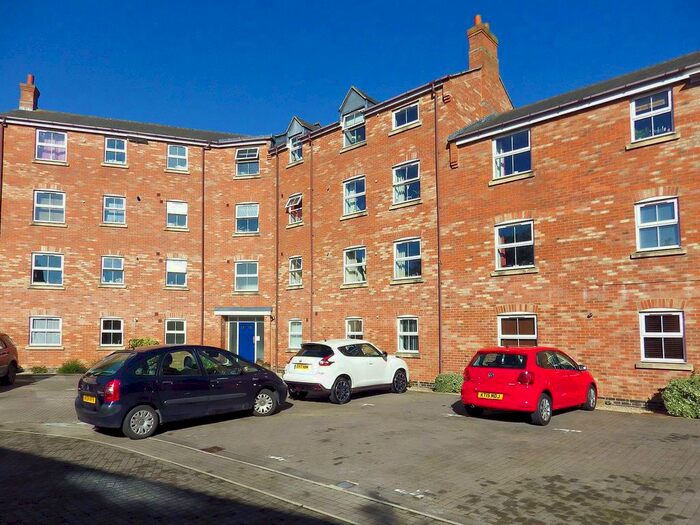 2 Bedroom Flat To Rent In Crowell Mews, Aylesbury, Buckinghamshire, HP19