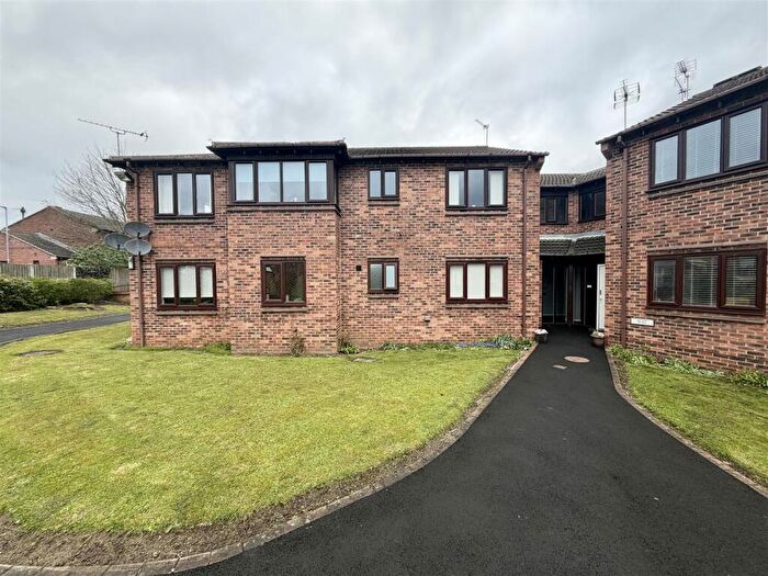 1 Bedroom Flat For Sale In Woodlands Court, Kippax, Leeds, LS25