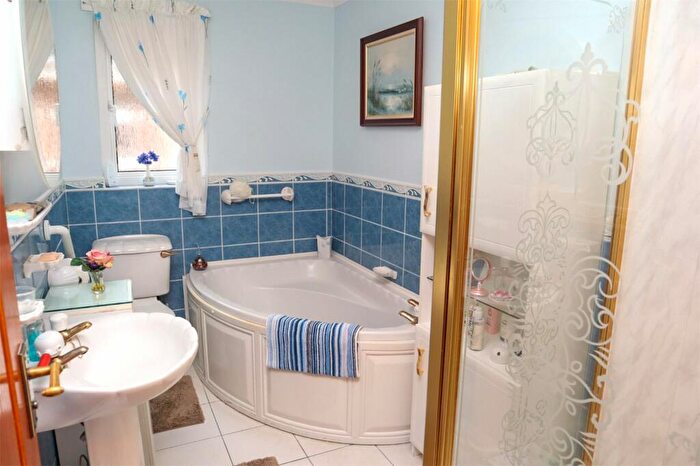 2 Bedroom Bungalow For Sale In Hazel Grove, Shotts, North Lanarkshire, ML7