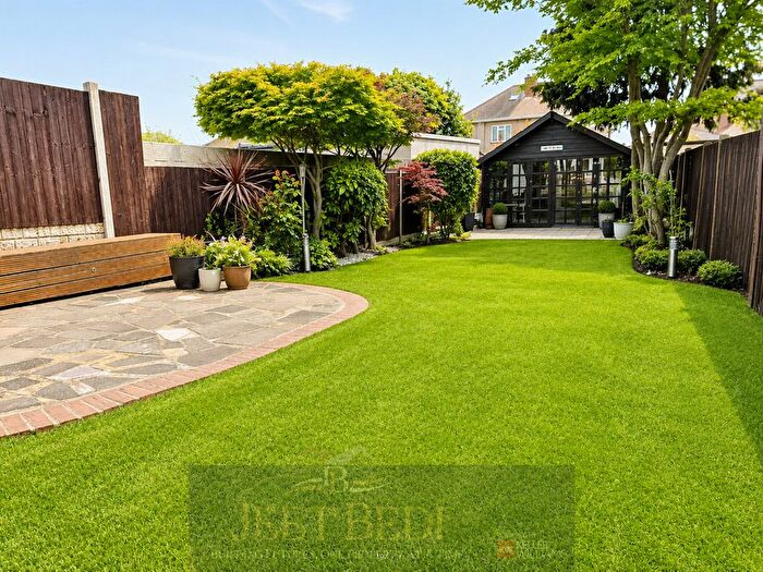 4 Bedroom Semi-detached House For Sale In Kingshill Avenue, Hayes, UB4