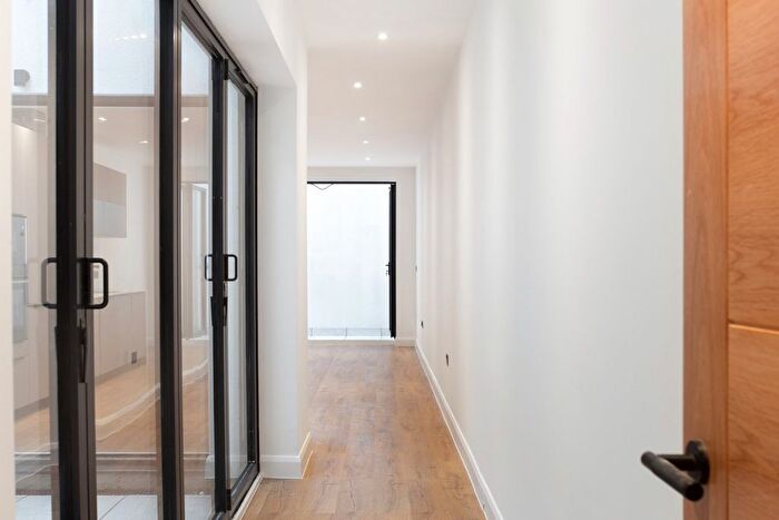 1 Bedroom Flat For Sale In Cranmer Avenue, Northfields, Ealing, W13