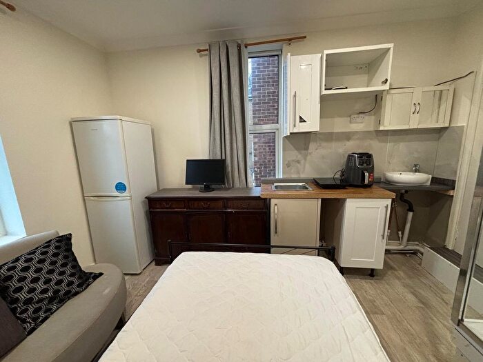 Studio To Rent In West Hendon Broadway, London, NW9