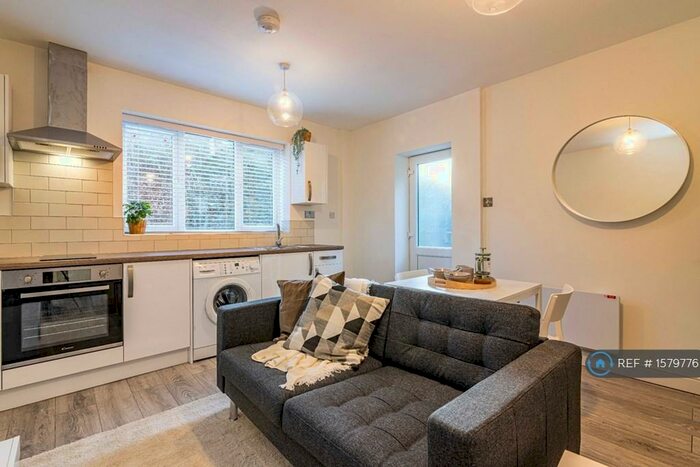 1 Bedroom Flat To Rent In Milner Road, Nottingham, NG5