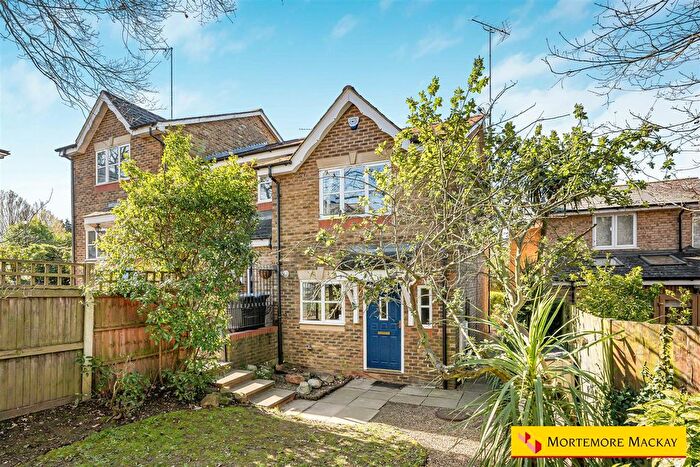 2 Bedroom End Terrace House For Sale In Macleod Road, London, N21