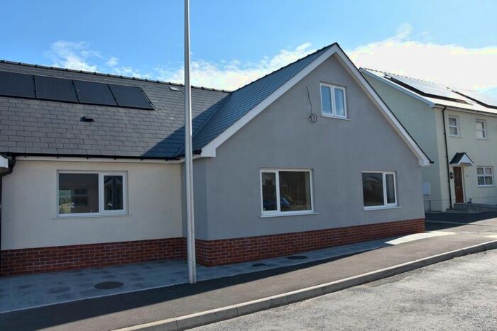 4 Bedroom Semi-Detached Bungalow To Rent In Heol Dewi, Newcastle Emlyn, SA38