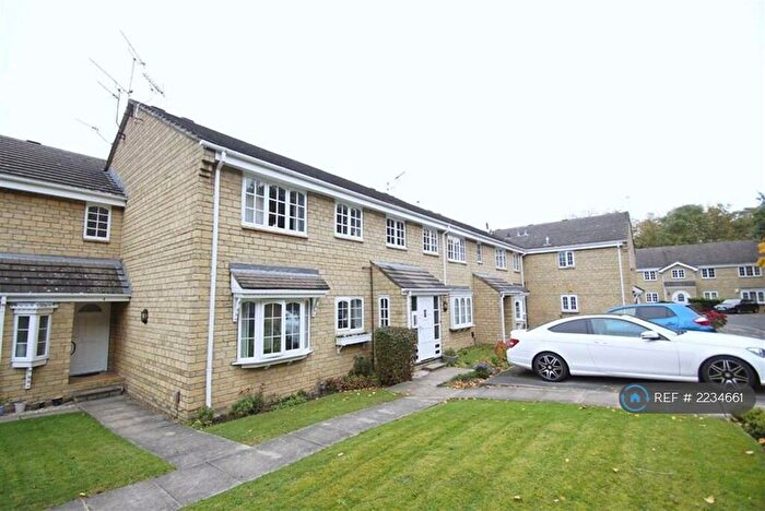 2 Bedroom Flat To Rent In Oakdene Vale, Leeds, LS17