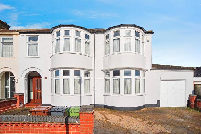 5 Bedroom End Of Terrace House For Sale In Shirley Gardens, Barking, IG11