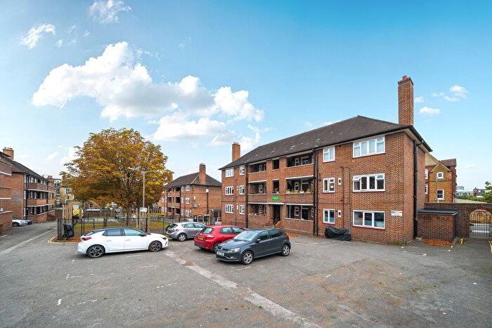 3 Bedroom Flat For Sale In Honeywell Road, London, SW11