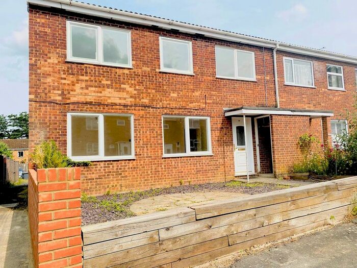 3 Bedroom Semi-Detached House To Rent In Pershore Road, Basingstoke, RG24