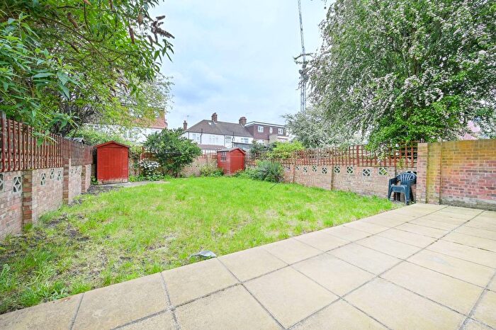3 Bedroom Flat To Rent In Cecil Road, Acton, London, W3
