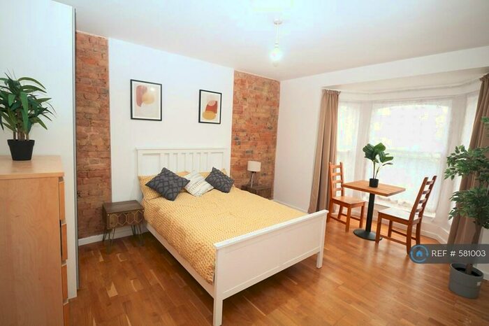 2 Bedroom Flat To Rent In Fairlop Road, London, E11