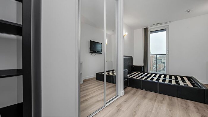 1 Bedroom Flat For Sale In Vantage Building, Station Approach, Hayes, UB3