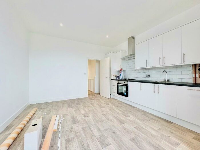 2 Bedroom Flat To Rent In Grove Road, London, E18