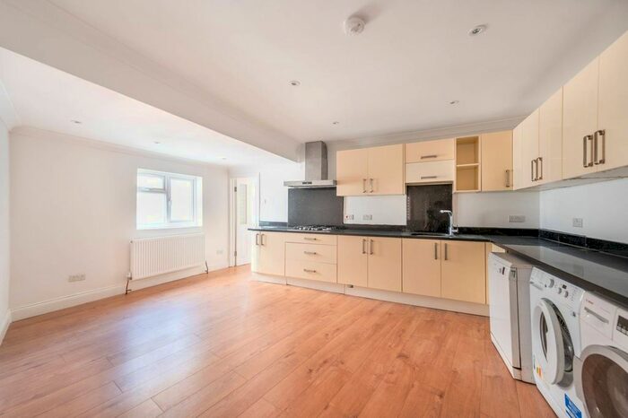 3 Bedroom Flat To Rent In Uxbridge Road, Hanwell, London, W7
