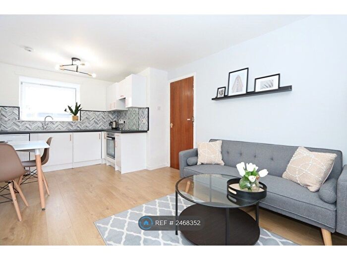 2 Bedroom Flat To Rent In Minerva Court, Glasgow, G3