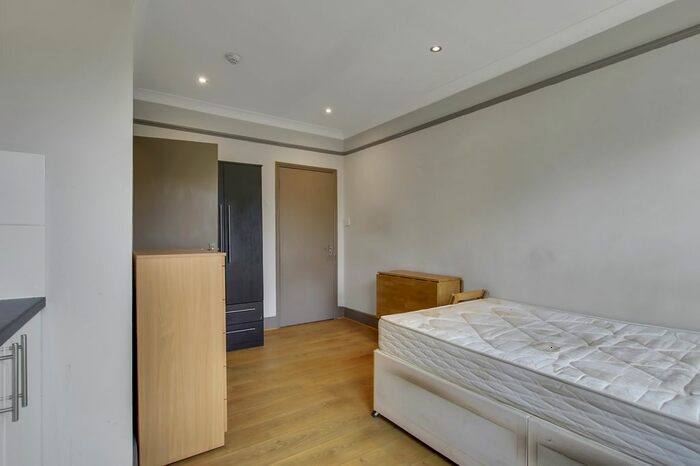 Studio To Rent In Fordwych Road, London, NW2