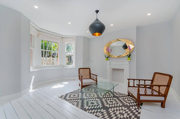 2 Bedroom Flat To Rent In Albert Bridge Road, , Battersea Park, London, SW11