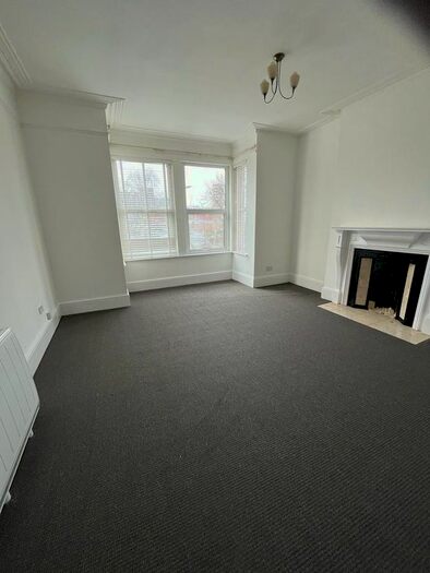 Studio To Rent In Junction Road, Romford, RM1