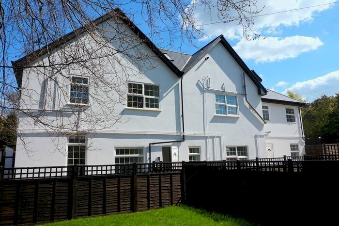 2 Bedroom Flat To Rent In Sutton Lane, Banstead, SM7