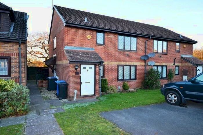 1 Bedroom Maisonette To Rent In Rokes Place, GU46